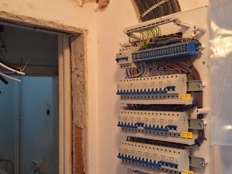 Firma specializata in domeniul electric , autorizata ANRE , executam lucrari electrice si bransamente