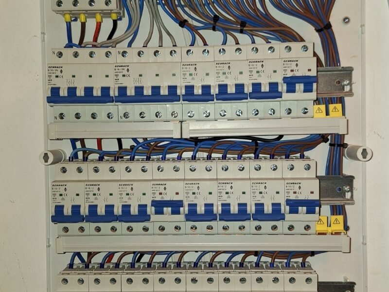 Firma specializata in domeniul electric , autorizata ANRE , executam lucrari electrice si bransamente