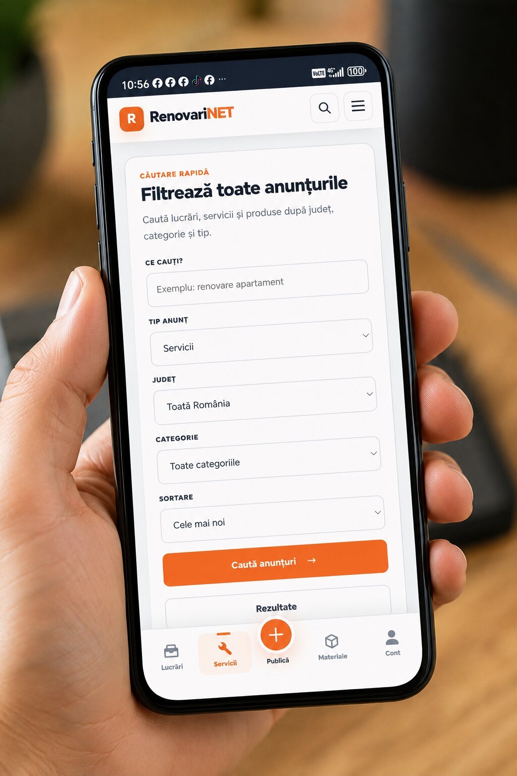 Aplicație de găsit meșteri RenovariNET afișată pe telefon