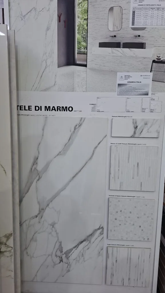 Gresie porțelanată aspect marmură Statuario, albă cu venaturi gri