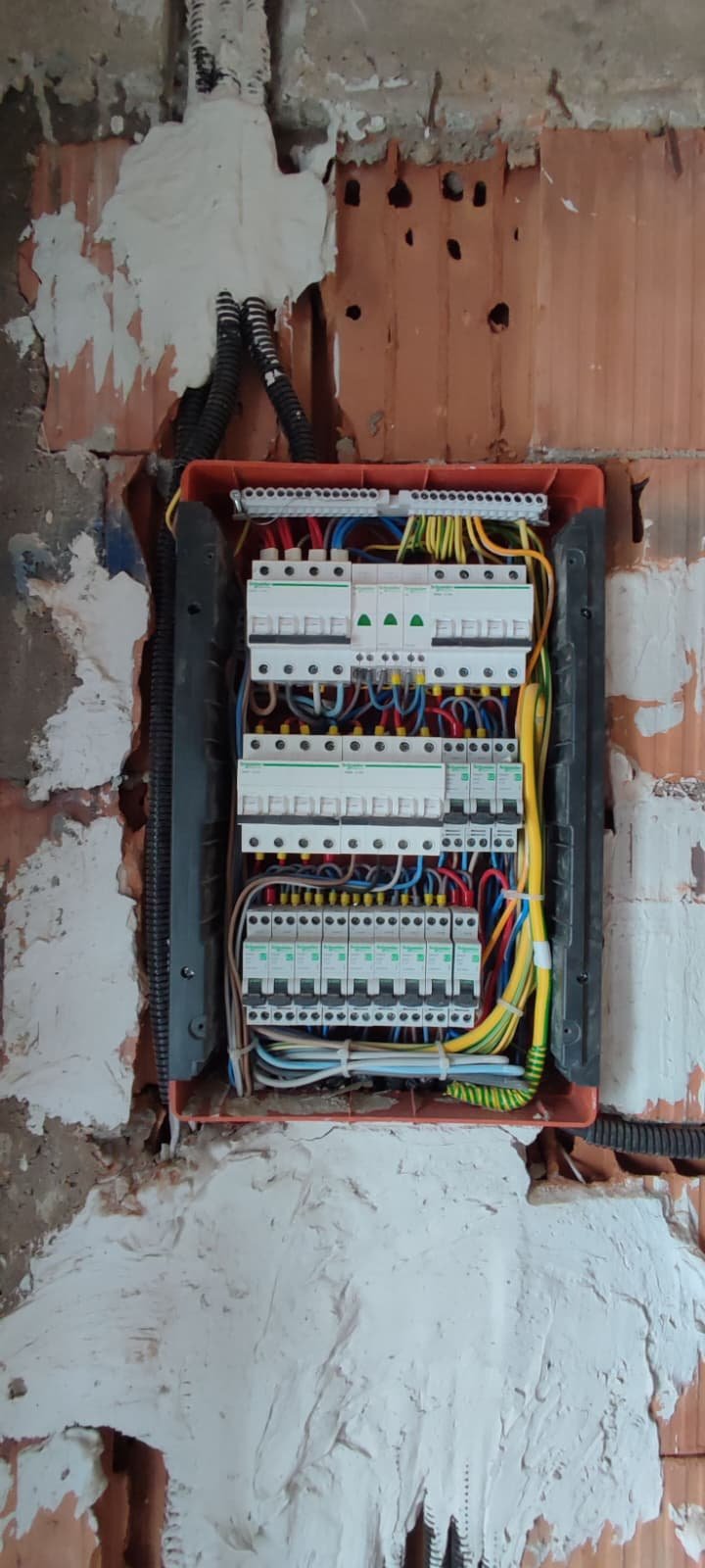 Electrician – montaj, înlocuire și modernizare tablouri electrice
