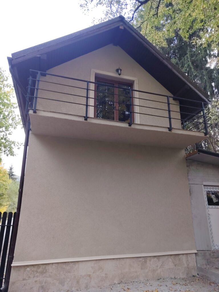 Tencuiala decorativa, montaj lambriuri, streașină și burlane, placare soclu – Fatade Decorative – Poiana Mărului – Portofoliu Marius finisaje…