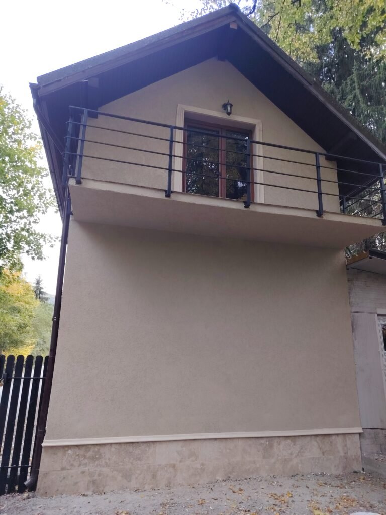 Tencuiala decorativa, montaj lambriuri, streașină și burlane, placare soclu – Fatade Decorative – Poiana Mărului – Portofoliu Marius finisaje…