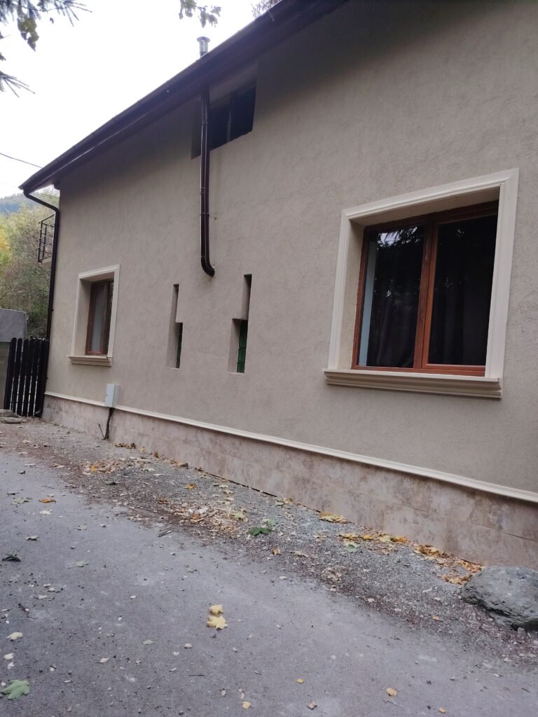 Tencuiala decorativa, montaj lambriuri, streașină și burlane, placare soclu